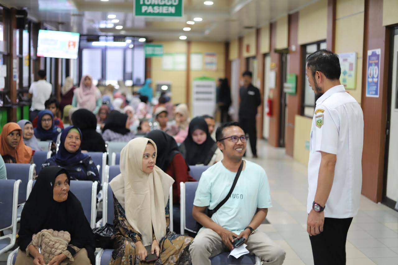 Wawako Allex saat berdialog dengan salah seorang pasien di ruang tunggu RSUD.